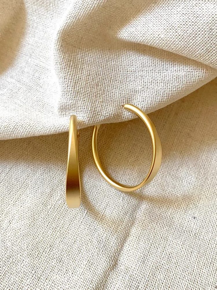 Argola Gota — Perfil gota, acabamento fosco em ouro 18k