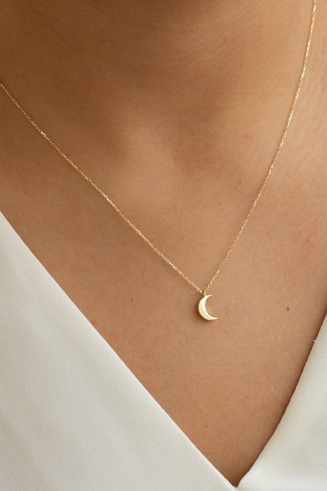 Pingente Lua — Lua minguante, corrente fina em ouro 18k
